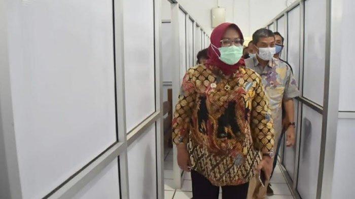 Bupati Bogor Ade Yasin tinjau rumah isolasi pasien Covid-19 di Cibogo, Kecamatan Megamendung, Kabupaten Bogor, Senin (25/1/2021).
