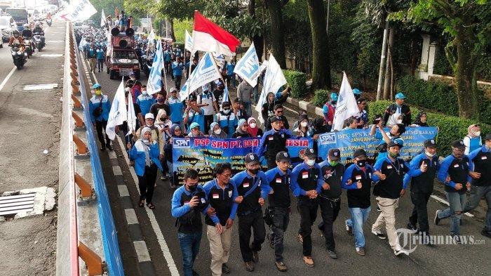 ILUSTRASI/Massa buruh melintas di Jalan Surapati, Kota Bandung, Jawa Barat, Selasa (30/11/2021). Mereka akan bergabung dengan ribuan massa buruh dari serikat buruh lainnya se-Jabar di depan Gedung Sate untuk mengawal kenaikan Upah Minimum Kota/Kabupaten (UMK) 2022 yang akan ditetapkan oleh Gubernur Jawa Barat, Ridwan Kamil. (TRIBUN JABAR/GANI KURNIAWAN) ()