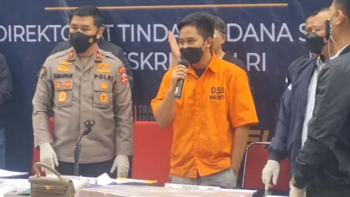 Gaya Doni Salmanan saat konferensi pers hari ini, Selasa (15/3/2022)
