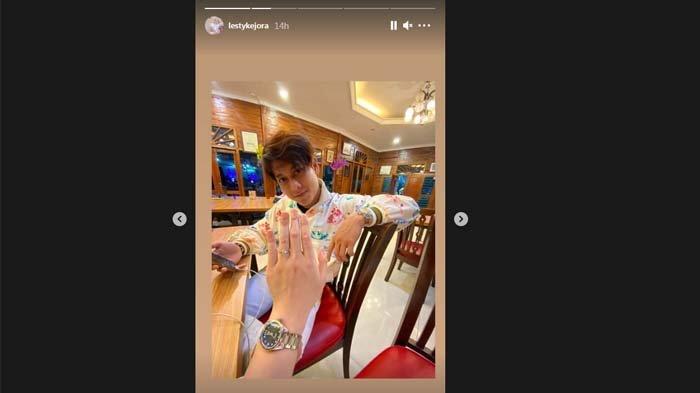 Lesty Kejora pamer cincin di depan Rizky Billar