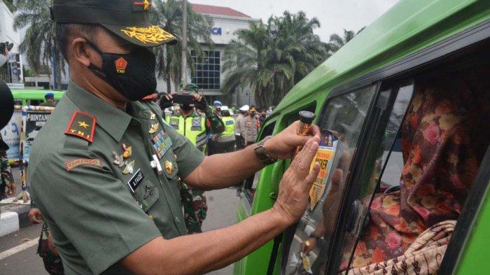 Danrem 061/SK Brigjen TNI Achmad Fauzi melakukan sosialisai penggunaan masker untuk mencegah penyebaran Covid-19, Selasa (2/2/2021).
