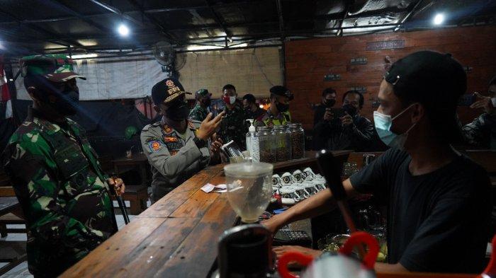 Danrem 061/SK Brigjen TNI Achmad Fauzi memberikan arahan kepada pengelola atau pedagang agar selalu melengkapi sarana dan prasarana protokol kesehatan dan menerapkan pembatasan kapasitas pengunjung.