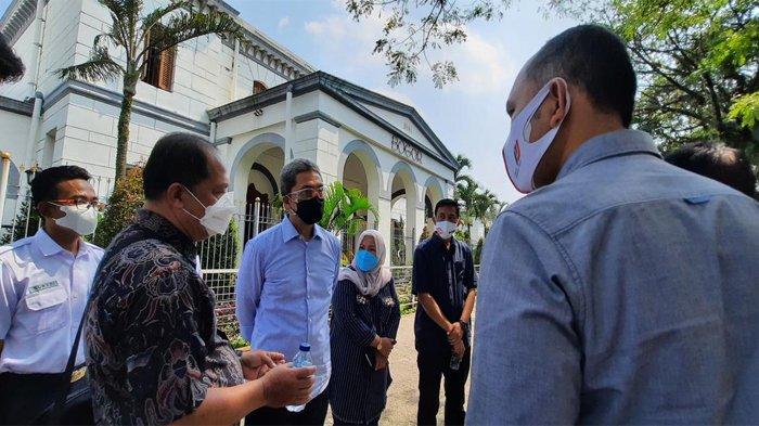 Wakil Wali Kota Bogor, Dedie A Rachim saat rapat teknis sekaligus meninjau lokasi pembangunan Alun - alun dan Stasiun Bogor, Selasa (29/6/2021).