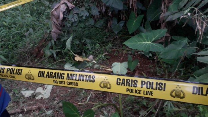 Warga di belakang Komplek LIPI, Kampung Sampora, Kelurahan Cibinong, Kecamatan Cibinong, Kabupaten Bogor digegerkan dengan temuan sesosok mayat bayi, Senin (22/2/2021).