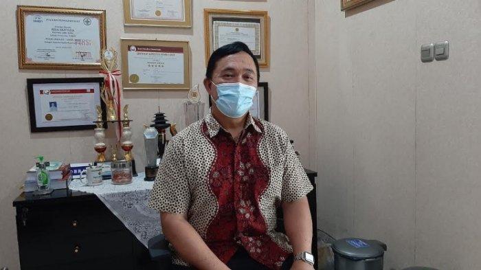 Dirut RS Sentosa, Kemang, dr Fritz saat memberikan keterangan terkait seorang pasien covid19 yang hendak kabur