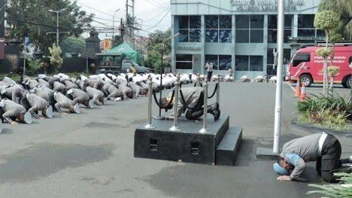 Aksi para anggota Polresta Malang Kota yang sujud bersama meminta maaf atas tragedi Kanjuruhan, Senin (10/10/2022) ditanggapi keluarga korban. Untuk diketahui, aksi sujud massal yang dipimpin Kapolresta Malang Kota, Kombes Pol Budi Hermanto ditanggapi biasa saja oleh keluarga korban tragedi Kanjuruhan.