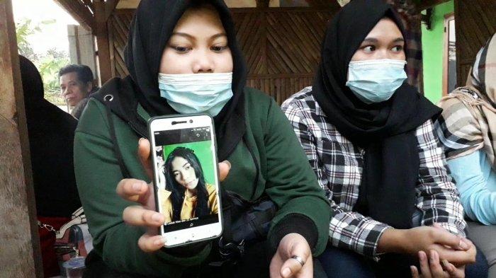 Ditemukannya Elya Lisnawati (25) dalam kondisi sudah tidak bernyawa di pinggir jalan kawasan Gunung Geulis, Desa Pasir Angin, Kecamatan Megamendung, Kabupaten Bogor membuat pihak keluarga syok.