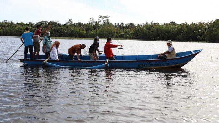 Menggunakan perahu karet, Gubernur Jateng Ganjar Pranowo meninjau korban banjir di Kabupaten Banyumas.