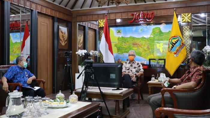 Gubernur Ganjar Pranowo menghadiri dan menerima penghargaan WTP 5x dan Tahun 2019 pada acara Rakernas Akuntansi dan Pelaporan Keuangan Pemerintah Tahun 2020 secara daring di Ruang Kerja Gubernur, Selasa (22/9/2020)