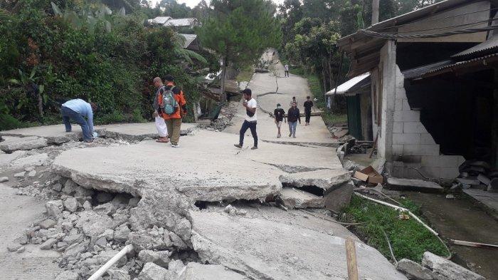 Pergeseran tanah menghancurkan perkampungan di Kampung Curug, Desa Bojongkoneng, Kecamatan Babakan Madang, Kabupaten Bogor.