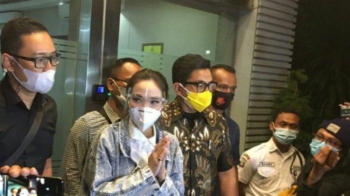 Artis Gisel Anastasia telah menjalani pemeriksaan sebagai tersangka terkait video syur di gedung Ditreskrimsus Polda Metro Jaya, Jumat (8/1/2021).