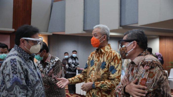 Gubernur Ganjar Pranowo menerima penghargaan TPID Award 2020 dalam acara Rakornas Pengendalian Inflasi Tahun 2020 di Kantor Kemenko Perekonomian, Jakarta, Kamis (22/10). Jawa Tengah menjadi juara di tingkat provinsi se-Jawa Bali