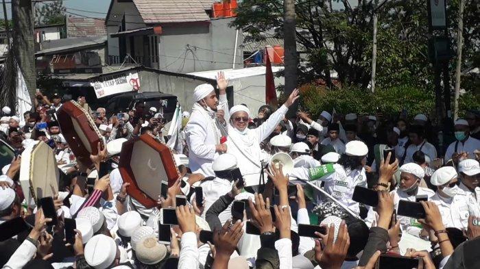 Kedatangan Pemimpin Front Pembela Islam (FPI) Habib Rizieq di Puncak Bogor disambut ribuan simpatisan, Jumat (13/11/2020).