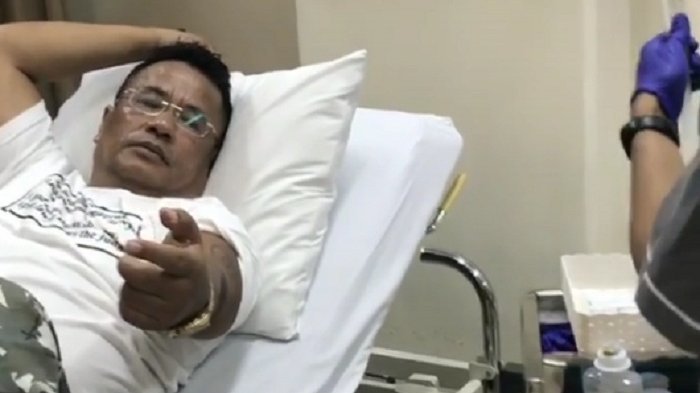 Hotman Paris Hutapea dirawat petugas kesehatan.