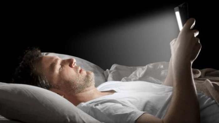 ilustrasi begadang main ponsel sebelum tidur