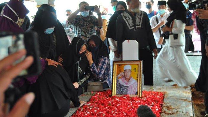 Suasana duka cita menyelimuti proses pemakaman Ramdhan Efendy alias Anton Medan di komplek Pondok Pesantren AtTaibin di Pondok Rajeg, Kecamatan Cibinong, Kabupaten Bogor, Selasa (16/3/2021).