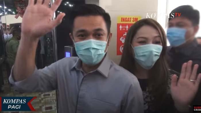 James Arthur Kojongian (kiri) dan Michaela Paruntu (kanan) saat memenuhi panggilan Badan Kehormatan (BK) DPRD Sulawesi Utara, Rabu (3/2/2021)