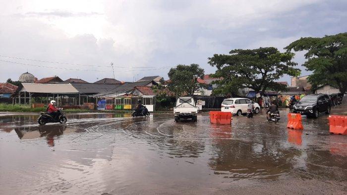 Jalan disekitar Terminal Leuwiliang tergenang karena buruknya saluran drainase sehingga jalan cepat rusak