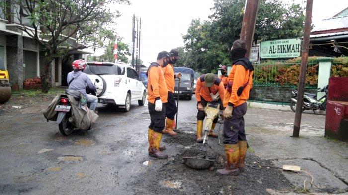 Berdasarkan data Dinas PUPR Kota Bogor ada 34 titik jalan berlubang di Kota Bogor.