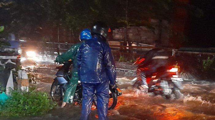 Jembatan Cikuda di Jalan Raya Cikuda, Kabupaten Bogor tergenang air, Rabu (29/6/2022)