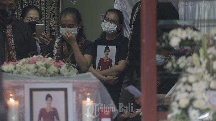 Jenazah pramugari Sriwijaya Air SJ-182, Mia Tresetyani Wadu yang jatuh di perairan Kepulauan Seribu, tiba di rumah duka, Jalan Tukad Gangga, Gang Tirta Gangga, Denpasar, Bali, Rabu, 20 Januari 2021. Keluarga menyelenggarakan ibadah penghiburan sesuai agama Kristen.