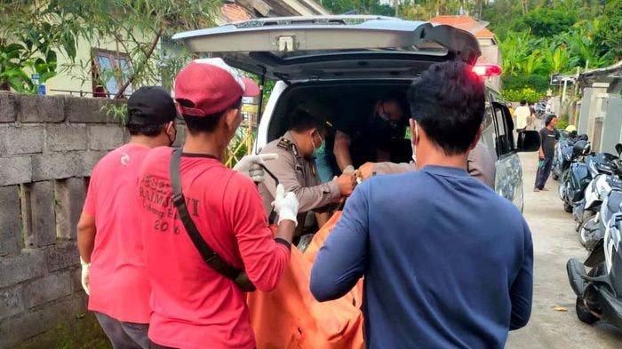 Petugas mengevakuasi jasad nenek asal Banjar Dinas Tegal, Desa Sangsit, Kecamatan Sawan, Kabupaten Buleleng, Provinsi Bali, berinisial KR (67) yang ditemukan tewas di dasar jurang sedalam 7 meter.