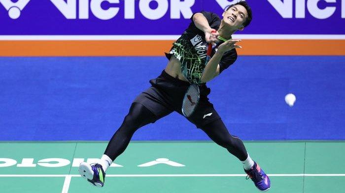 Jonatan Christie dalam pertandingan melawan Shesar Hiren Rhustavito pada babak pertama China Open 2019 di Olympic Sports Center Xincheng Gymnasium, China, 17 September 2019.
