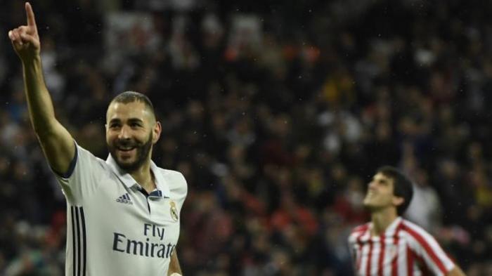 Penyerang Real Madrid, Karim Benzema (kiri), merayakan gol yang dia cetak ke gawang Athletic Bilbao dalam pertandingan La Liga di Santiago Bernabeu, Madrid, Spanyol, 23 Oktober 2016.