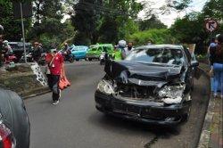 BREAKING NEWS - 5 Kendaraan Terlibat Tabrakan Beruntun di Turunan Jalan Harupat Kota Bogor