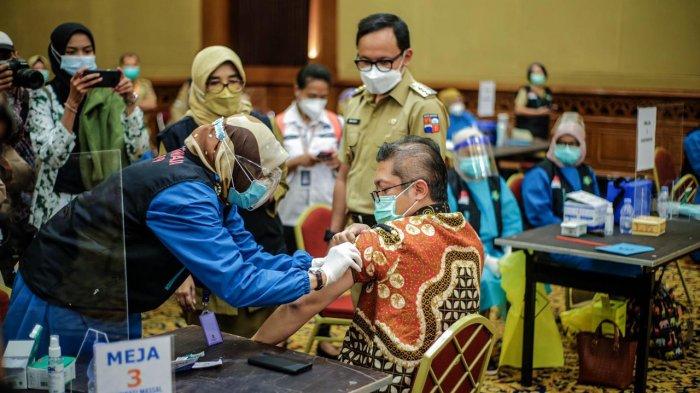 Vaksinasi massal tahap kedua di Kota Bogor yang menyasar pelayanan publik secara resmi dibuka Wali Kota Bogor, Bima Arya di Gedung Puri Begawan, Jalan Raya Pajajaran, Kota Bogor, Senin (1/3/2021).