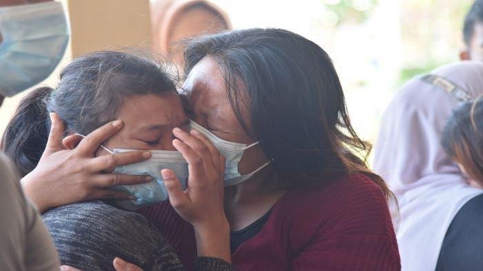 Keluarga saat menyambut anak gadisnya yang menjadi korban TPPO di Mapolres Indramayu, Minggu (15/8/2021).