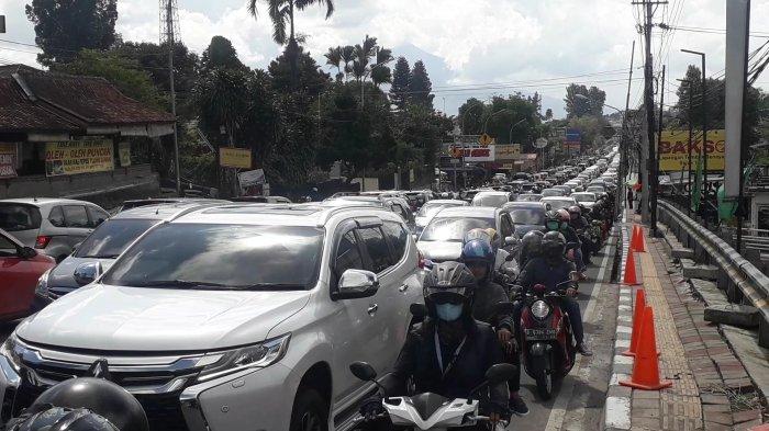 Kondisi lalu lintas di Jalan Raya Puncak Bogor, Minggu (2/1/2022).