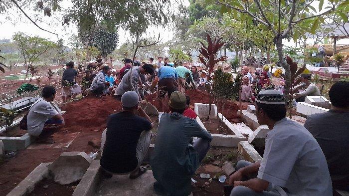 Suasana pemakaman Santoso Fauzi (33) korban kecelakaan maut di Bekasi, saat berada di rumah duka di Desa Cicadas, Kecamatan Gunungputri Bogor, Rabu (31/8/2022)