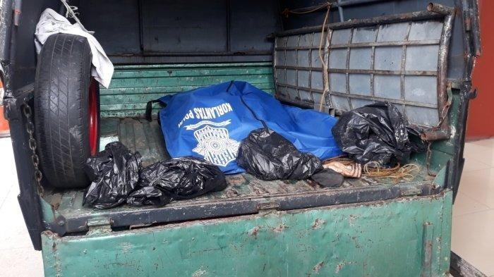 Potongan tubuh berupa badan dan tangan korban mutilasi di Kota Bekasi saat tiba di RS Polri Kramat Jati, Jakarta Timur, Senin (7/12/2020).