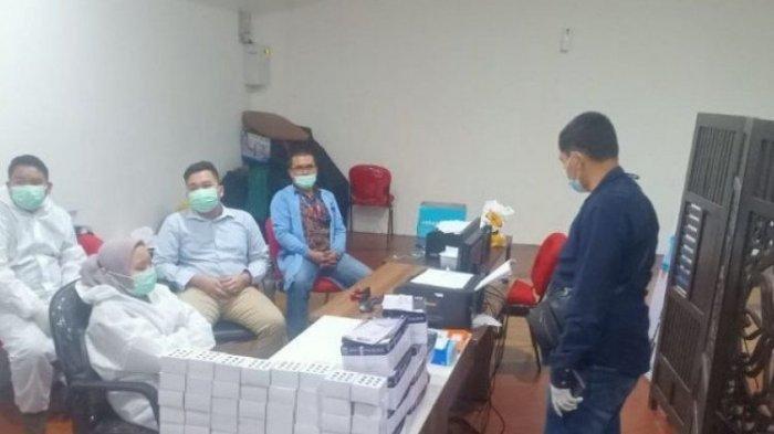 Layanan rapid test di Bandara Internasional Kualanamu di Deli Serdang, Sumatera Utara, digerebek polisi pada Selasa (27/4/2021). Penggerebekan terkait adanya dugaan pemalsuan proses rapid test antigen.