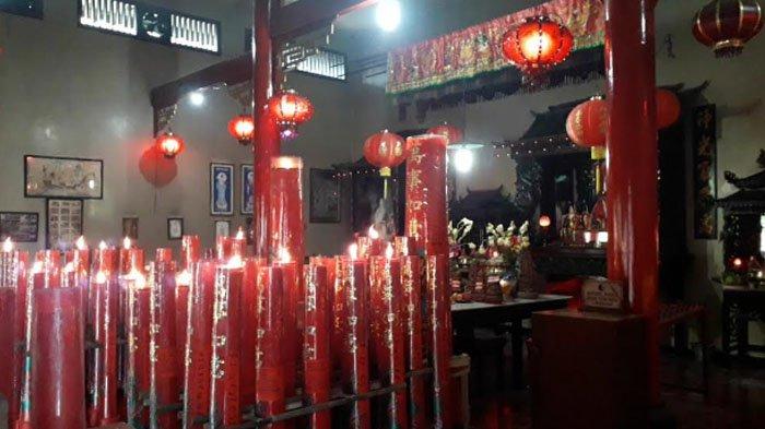 Lilin merah di Vihara Amurwa Bhumi atau Hok Tek Bio Cibinong, Kabupaten Bogor dalam perayaan Imlek 2021.