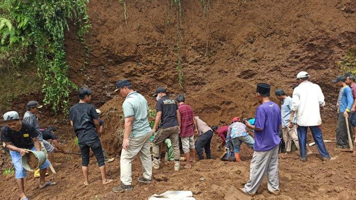 M (55) warga di Desa Tanjungsari, Kecamatan Cijeruk, Kabupaten Bogor meninggal dunia akibat tertimpa longsor.
