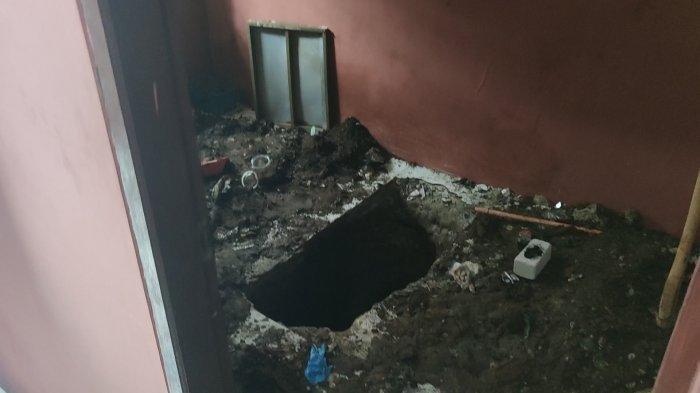 Lubang yang digunakan untuk mengubur jasad korban dalam kontrakan, Kamis (19/11/2020).