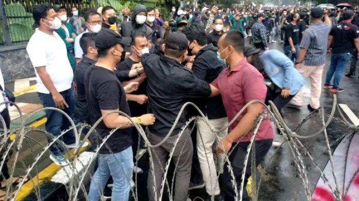 Tiga orang mahasiswa dari aliansi BEM se-Bogor kedapatan membawa bensin dan ban pada aksinya di Jalan Ir. H. Djuanda, Bogor, Jumat (8/4/2022).