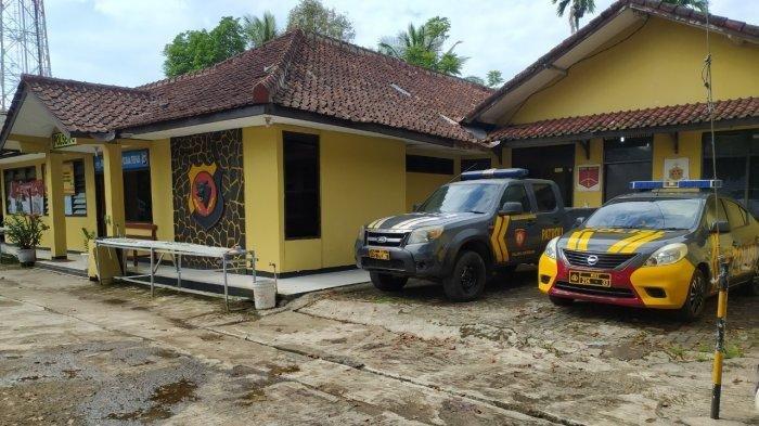 Mapolsek Cugenang tempat dimana tersangka AS masih ditahan karena menghabisi sang ayah.