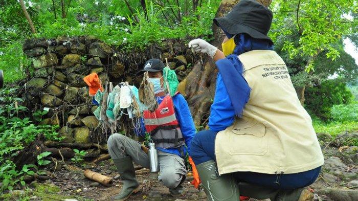 Masker bekas pakai yang ditemukan di aliran Kali Ciliwung Kota Bogor