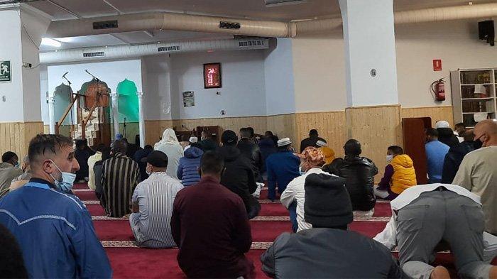 Suasana sholat ied di Mezquita Al-Fourkan, Bilbao, Spanyol, 13 Mei 2021