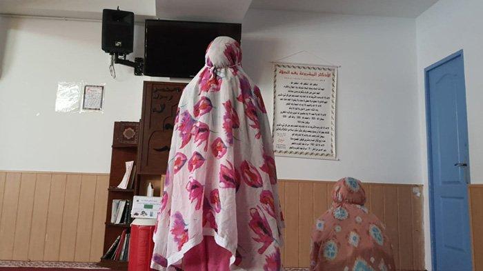 Suasana di ruangan jemaah wanita saat sholat ied di Mezquita Al-Fourkan, Bilbao, Spanyol, 13 Mei 2021
