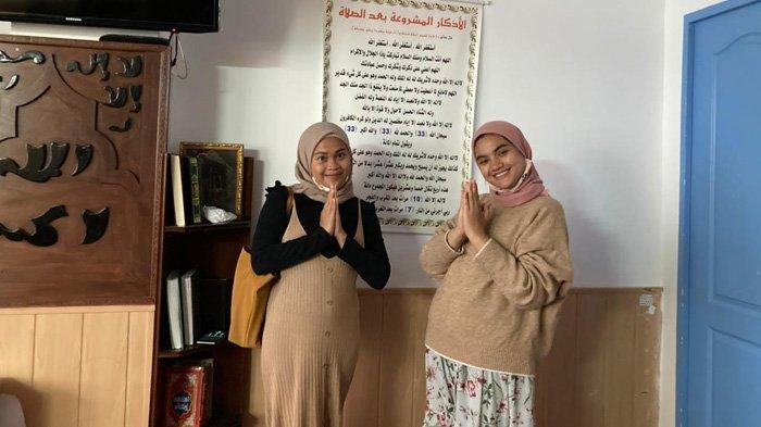 Michelia Masitha dan rekannya saat berlebaran di Bilbao, Spanyol, 13 Mei 2021