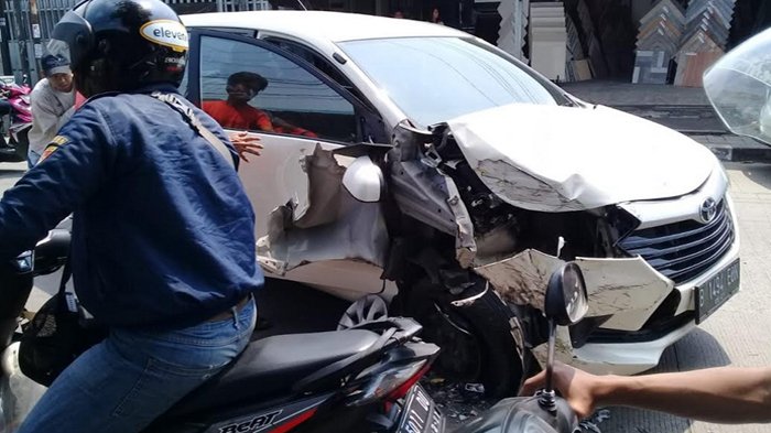 Mobil Avanza ringsek tabrakan dengan mobil truk di Jalan Karadenan, Kota Bogor