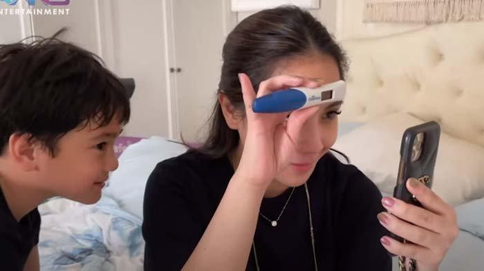 Nagita nangis saat perlihatkan hasil test pack pada Mama Rieta