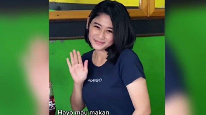 Nur Fitriyani, perempuan cantik ramai di media sosial Tiktok setelah dirinya mengunggah dan mengungkap profesi aslinya sebagai penjual bakso.