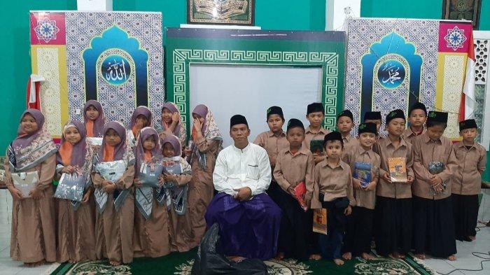 Para santri berfoto bersama Pimpinan Ponpes Sunanurrahman Kota Bogor, Ust Malik Rahman (dokumentasi foto ini sebelum masa pandemi Covid-19).