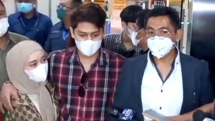 Pasangan Rizky Billar dan Lesti Kejora setelah selesai menjalani pemeriksaan terkait uang puluhan juta rupiah yang mereka terima saat menikah pemberian Doni Salmanan di Bareskrim Polri, Selasa (22/3/2022).