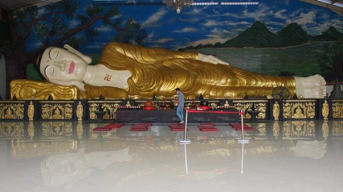 Patung Buddha tidur sepanjang 18 meter di Vihara Buddha Dharma & 8 Posat, Kabupaten Bogor, Sabtu (29/1/2022)
